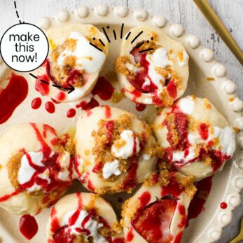 A plate of gluten-free Polish strawberry knedle (potato dumplings) topped with berry sauce and crumbs. Gold chopsticks are beside the plate. The text promotes the recipe as gluten-free and encourages making it now.